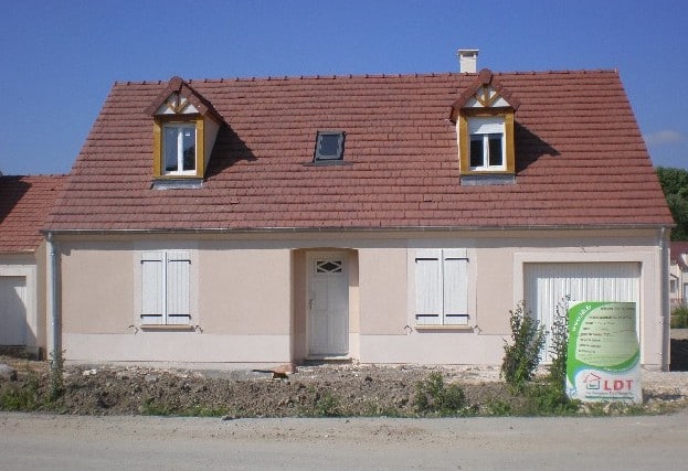 maison volets blancs