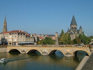 Le Moyen Pont est un des symboles de Metz.