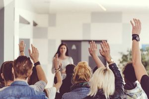 Organisation d'un vote à main levée lors d'une assemblée générale de copropriété