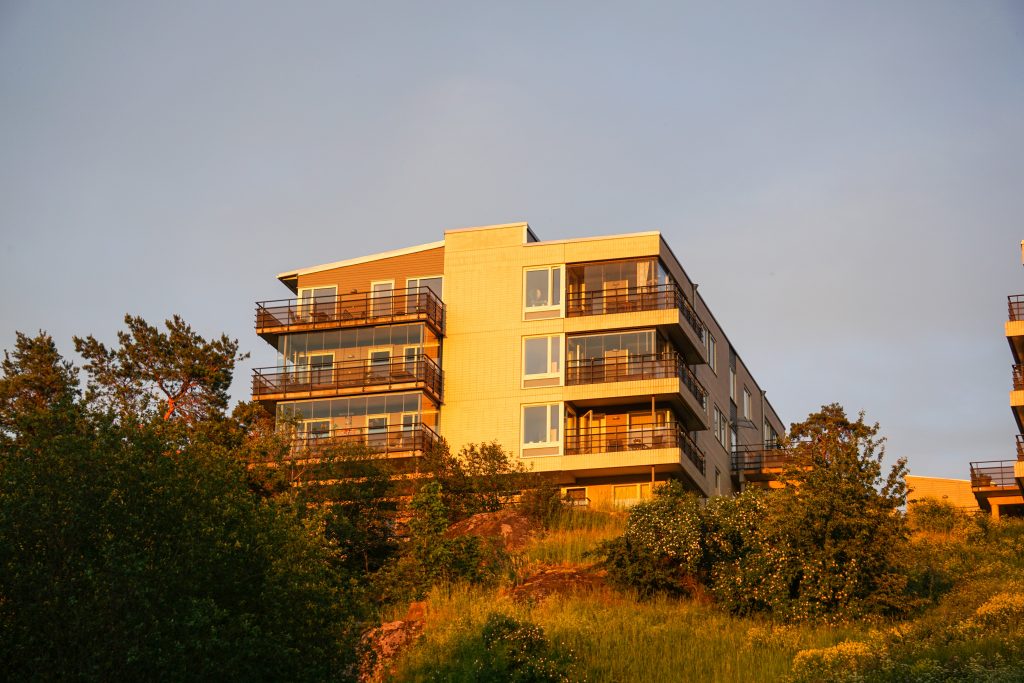 Un bâtiment au soleil