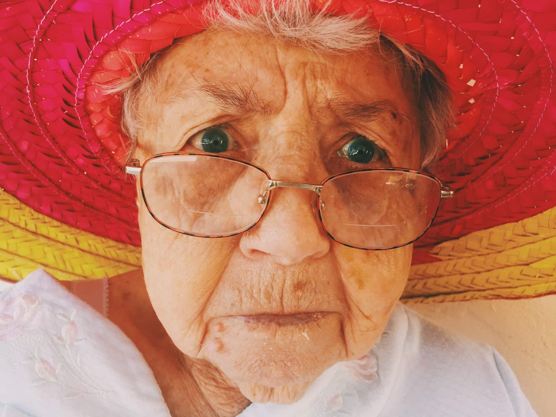 femme senior avec un chapeau de face